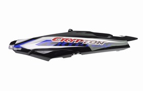 CACHA BAJO ASIENTO YAMAHA NEW CRYPTON 110 (IZQ) NEGRO CALCO AZUL MTC [C80747]